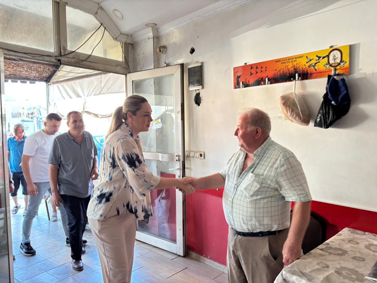 CHPEdirne's tweet photo. Edirne’mizin Enez ilçesinde, Büyükevren ve Gülçavuş köylerimiz arasında dün başlayan ve kısa sürede büyüyerek geniş bir alana yayılan orman yangını, hem doğamızı hem de yüreklerimizi derinden yaralamıştır. Yangında kaybolan her ağaç, küle dönen her dal, sadece doğamızın değil; içinde yaşayan canlıların, köylerimizin huzurunun ve geleceğimizin de bir parçasıdır.

İl Başkanımız Av. Harika Taybıllı, Enez İlçe Başkanımız Osman Gülcan, ilçe yöneticileri, İl Genel Meclis Üyemiz Salih Akar ve İl Gençlik Kolları Başkanımız Özgür Hata ile birlikte, Büyükevren köyümüzde Muhtarımız ve köy halkımızla bir araya gelerek geçmiş olsun dileklerimizi ilettik, acılarını paylaştık. Ardından, Tes-İş Sitesi sakinlerini ve yangında 4 evin zarar gördüğü Serap Sitesi’ni ziyaret ederek, yangından etkilenen hemşehrilerimize geçmiş olsun dileklerini ilettiler.

Biliyoruz ki; dayanışma, en zor günlerin en güçlü ilacıdır. Yitirdiğimiz yeşili, yuvayı ve umudu hep birlikte yeniden yeşertecek, yaralarımızı el ele saracağız. Bu zor günleri, birlik ve beraberliğimizin gücüyle aşacağız.