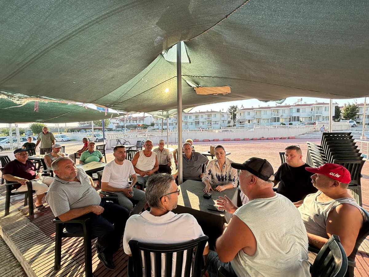 CHPEdirne's tweet photo. Edirne’mizin Enez ilçesinde, Büyükevren ve Gülçavuş köylerimiz arasında dün başlayan ve kısa sürede büyüyerek geniş bir alana yayılan orman yangını, hem doğamızı hem de yüreklerimizi derinden yaralamıştır. Yangında kaybolan her ağaç, küle dönen her dal, sadece doğamızın değil; içinde yaşayan canlıların, köylerimizin huzurunun ve geleceğimizin de bir parçasıdır.

İl Başkanımız Av. Harika Taybıllı, Enez İlçe Başkanımız Osman Gülcan, ilçe yöneticileri, İl Genel Meclis Üyemiz Salih Akar ve İl Gençlik Kolları Başkanımız Özgür Hata ile birlikte, Büyükevren köyümüzde Muhtarımız ve köy halkımızla bir araya gelerek geçmiş olsun dileklerimizi ilettik, acılarını paylaştık. Ardından, Tes-İş Sitesi sakinlerini ve yangında 4 evin zarar gördüğü Serap Sitesi’ni ziyaret ederek, yangından etkilenen hemşehrilerimize geçmiş olsun dileklerini ilettiler.

Biliyoruz ki; dayanışma, en zor günlerin en güçlü ilacıdır. Yitirdiğimiz yeşili, yuvayı ve umudu hep birlikte yeniden yeşertecek, yaralarımızı el ele saracağız. Bu zor günleri, birlik ve beraberliğimizin gücüyle aşacağız.