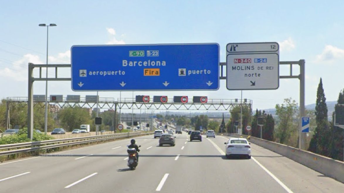 Xavier Dengra i Grau (@xavidegr) on Twitter photo Rètol de la B-23 en sentit Barcelona, al viaducte que discorre per damunt de la C1413-a, al terme municipal del Papiol.
Incompleix de manera flagrant i es podrà esmenar gràcies a l'informe que genera la <a href="/llenguacat/">Plataforma per la Llengua 📢</a> amb avisos —com aquest tuit— de #RadarsLingüístics. Rètol de la B-23 en sentit Barcelona, al viaducte que discorre per damunt de la C1413-a, al terme municipal del Papiol.
Incompleix de manera flagrant i es podrà esmenar gràcies a l'informe que genera la <a href="/llenguacat/">Plataforma per la Llengua 📢</a> amb avisos —com aquest tuit— de #RadarsLingüístics.