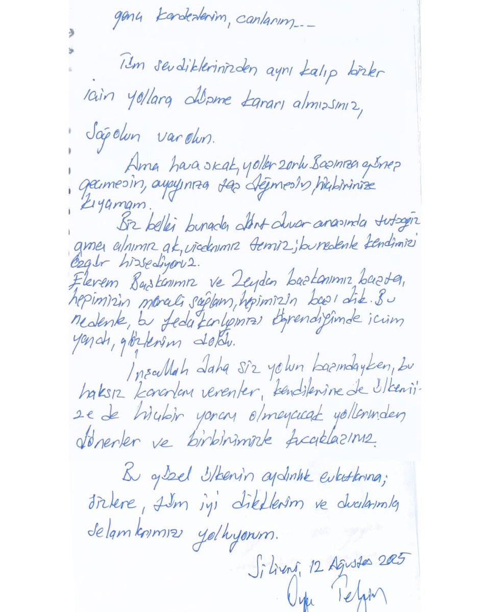 Oyatekin01's tweet photo. Genç kardeşlerim, canlarım...

Tüm sevdiklerinizden ayrı kalıp bizler için yollara düşme kararı almışsınız, sağolun var olun.

Ama hava sıcak, yollar zorlu. Başınıza güneş geçmesin, ayağınıza taş değmesin, hiçbirinize kıyamam.

Biz belki burada dört duvar arasında tutsağız ama alnımız ak, vicdanımız temiz; bu nedenle kendimizi özgür hissediyoruz.

 Ekrem Başkanımız ve Zeydan Başkanımız başta, hepimizin morali sağlam, hepimizin başı dik. Bu nedenle bu fedakarlığınızı öğrendiğimde içim yandı, gözlerim doldu. 

İnşallah daha siz yolun başındayken, bu haksız kararları verenler, kendilerine de ülkemize de hiçbir yararı olmayacak yollarından dönerler ve birbirimizle kucaklaşırız.

Bu güzel ülkenin aydınlık evlatlarına; sizlere, tüm iyi dileklerim ve dualarımla selamlarımızı yolluyorum.

Silivri - 12 Ağustos 2025
Oya Tekin
@ozgurlukadana