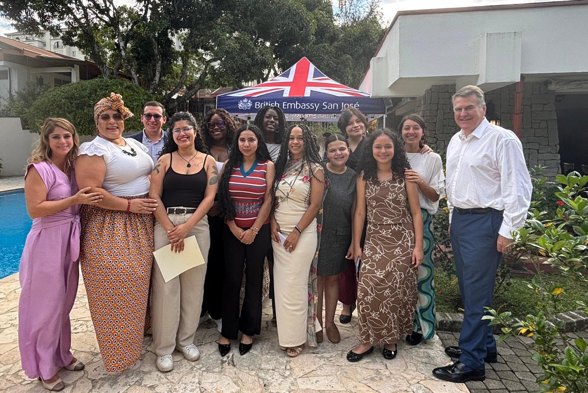 BenLysterBinns's tweet photo. Un honor haber recibido en la Residencia la clausura del Parlamento Joven de Mujeres por el Clima. 🌱

Estas líderes inspiran y representan el futuro del liderazgo climático. En este #DíaInternacionaldelaJuventud celebramos su compromiso con un mundo sostenible.🌎

#LATAC4Climate https://t.co/R5EHW2L221