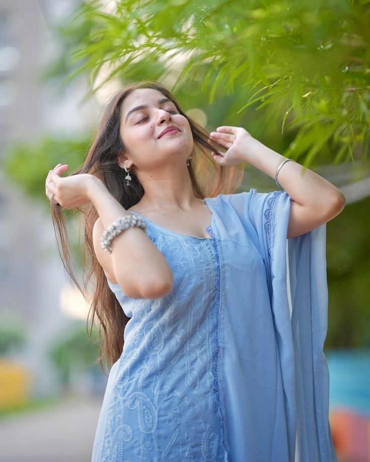 तेरे साथ मुस्कुराने को मैं महोब्बत समझ बैठा,
बड़ा नादान था, मैं ये क्या कर बैठा,

खतां तेरी थी जो तूने झूठी कसमें खाई,
और मैं तेरे भरोसे पे, अपनी ज़िंदगी बंजर कर बैठा,

तन्हाई तो सज़ा है मेरी, मुझे मिलनी ही थी,
गुनाह ये था कि तेरे सिवा, मैं बाकी रिश्ते क़त्ल कर बैठा।

#Gk♥️