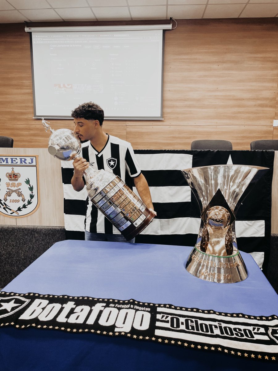 121 do futebol do Botafogo. Meu melhor amigo, minha sina e meu primeiro amor. Eu te amo glorioso, é muito bom viver minha vida te apoiando e te seguindo 🖤🤍🔥