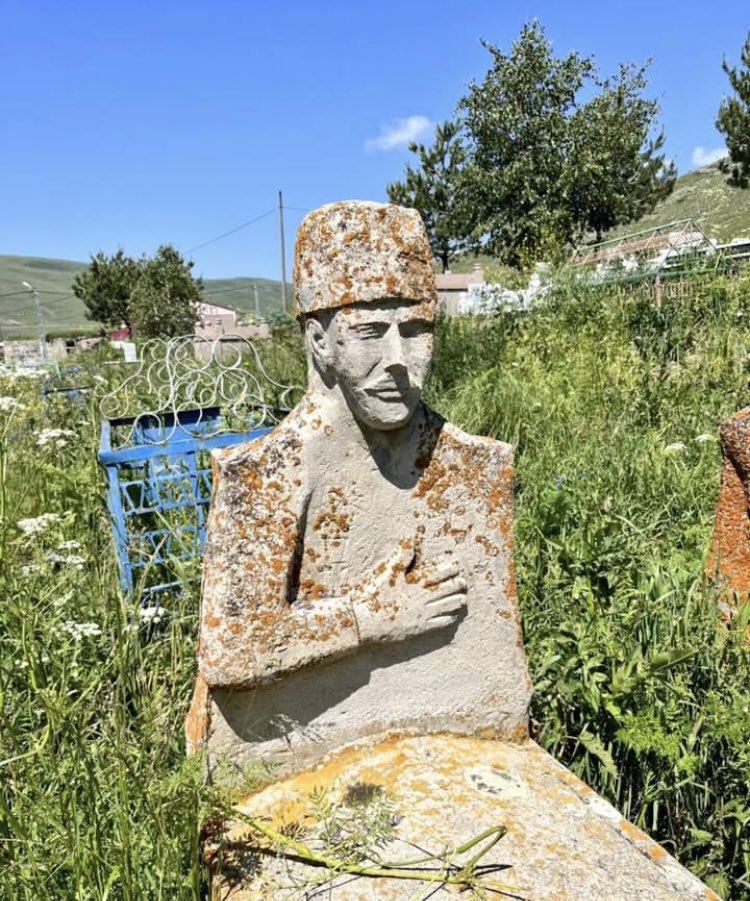 Ardahan’da bir Türk mezarı. 
Duruş Türk duruşu.