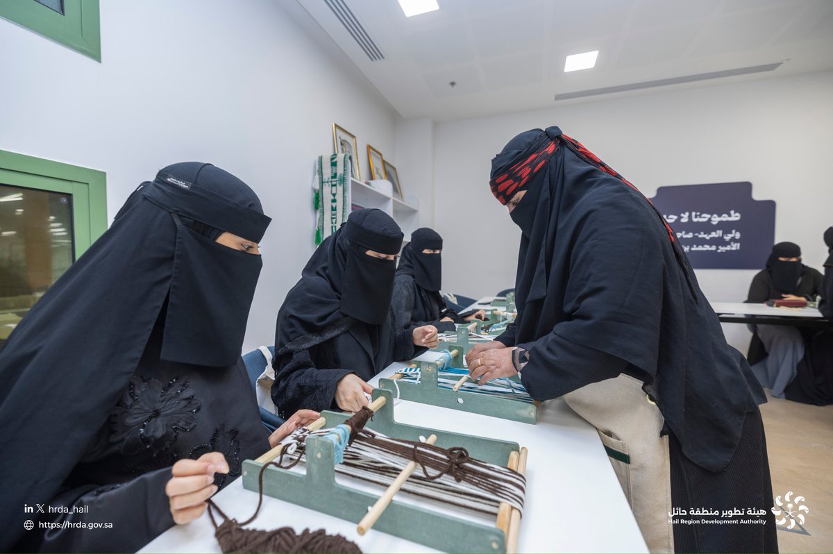 الرئيس التنفيذي لـ #هيئة_تطوير_حائل أ.عمر بن عبدالله آل عبدالجبار يزور ورشة العمل التي يقيمها المعهد الملكي للفنون التقليدية #ورث بالتعاون مع  بيت الثقافة في حائل بعنوان "اصنع تذكارك من الفنون التقليدية، ويتجول في أركانها ويطلع على أبرز الحرف التقليدية.