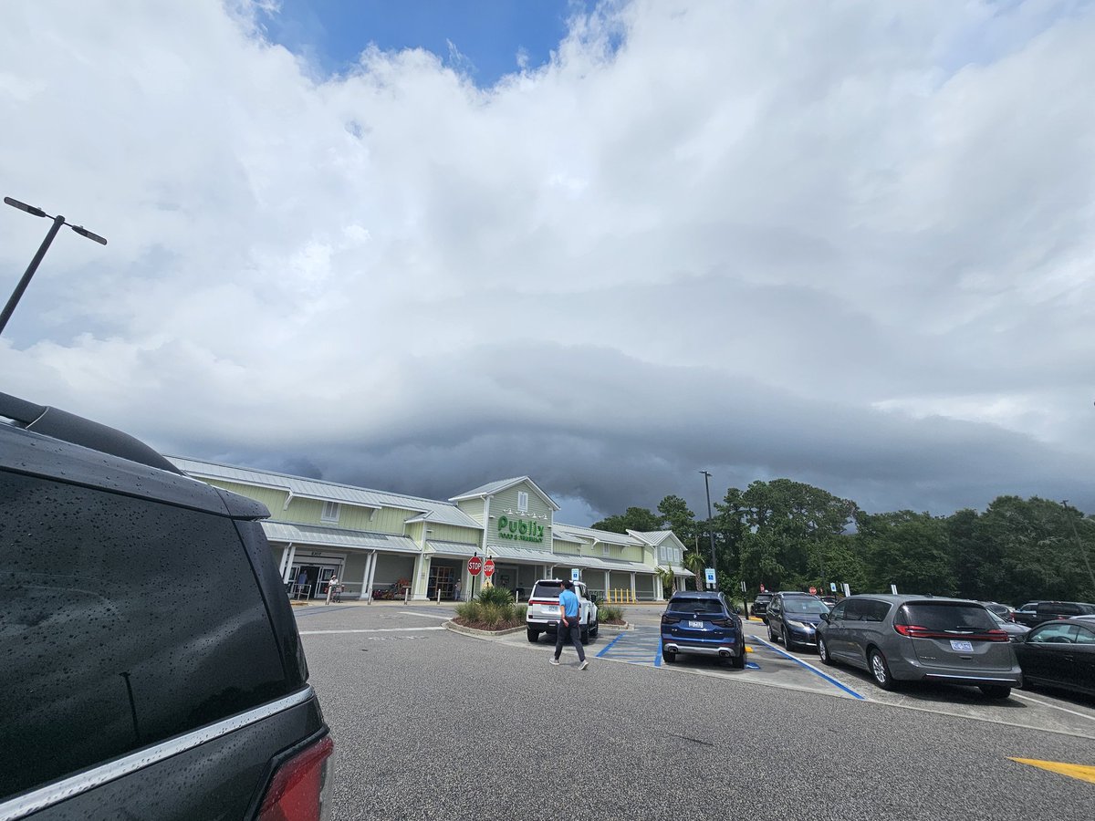 volffemt's tweet photo. @EdPiotrowski check out this shelf cloud i was able to capture outside of Publix in Pawleys Island this afternoon. https://t.co/K23UDP5fav