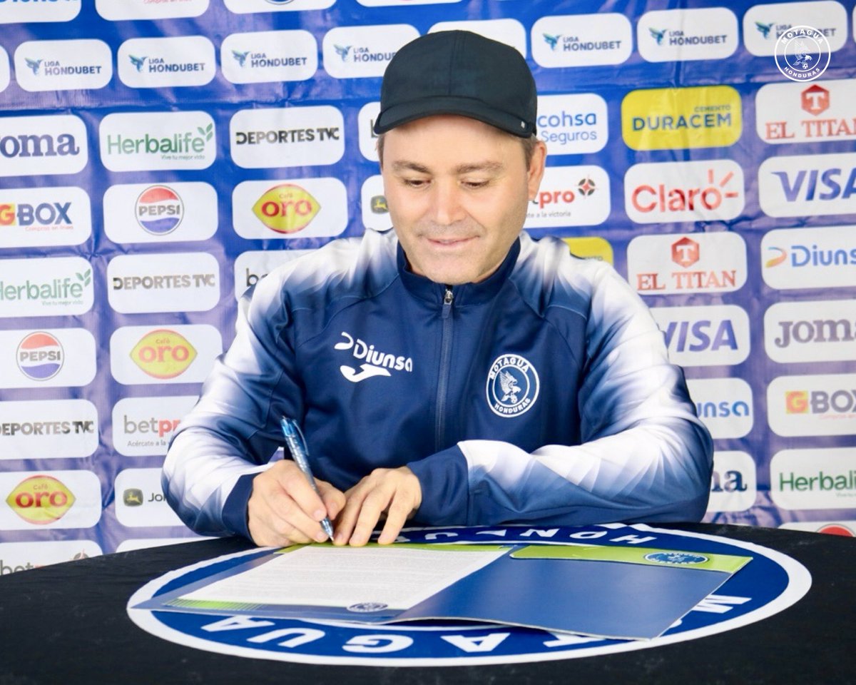 El Fútbol Club Motagua anuncia la firma oficial de Javier López como nuevo Director Técnico, marcando el comienzo de una nueva etapa para el Ciclón Azul.

¡Bienvenido al Nido, Profe! 🇪🇸🦅