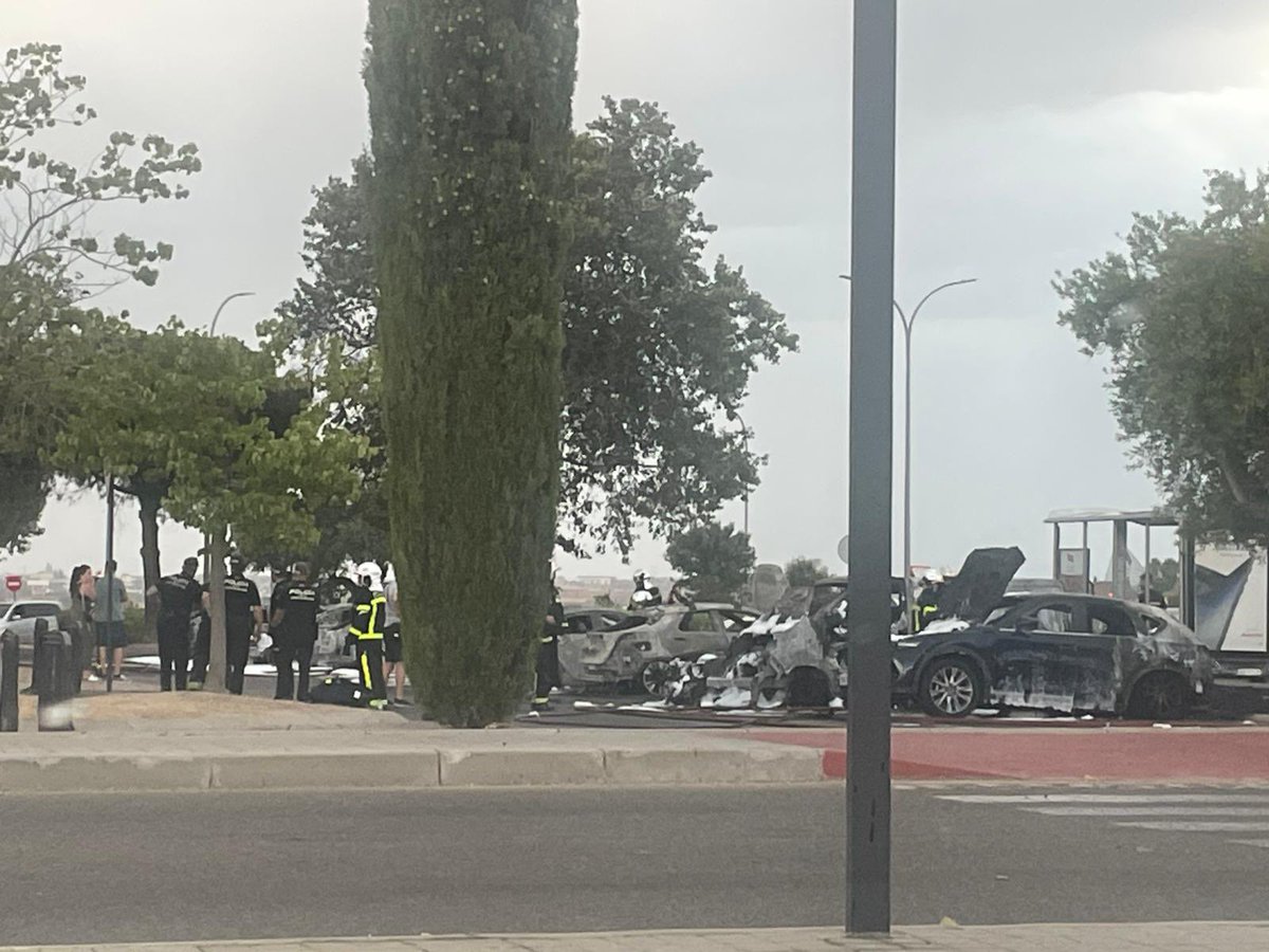Talaverano78's tweet photo. Incendio ecofriendly y resiliente en Xanadú provocado por un coche eléctrico. Una decena de coches de gente normal afectados.

 https://t.co/o0YzfeTg1c