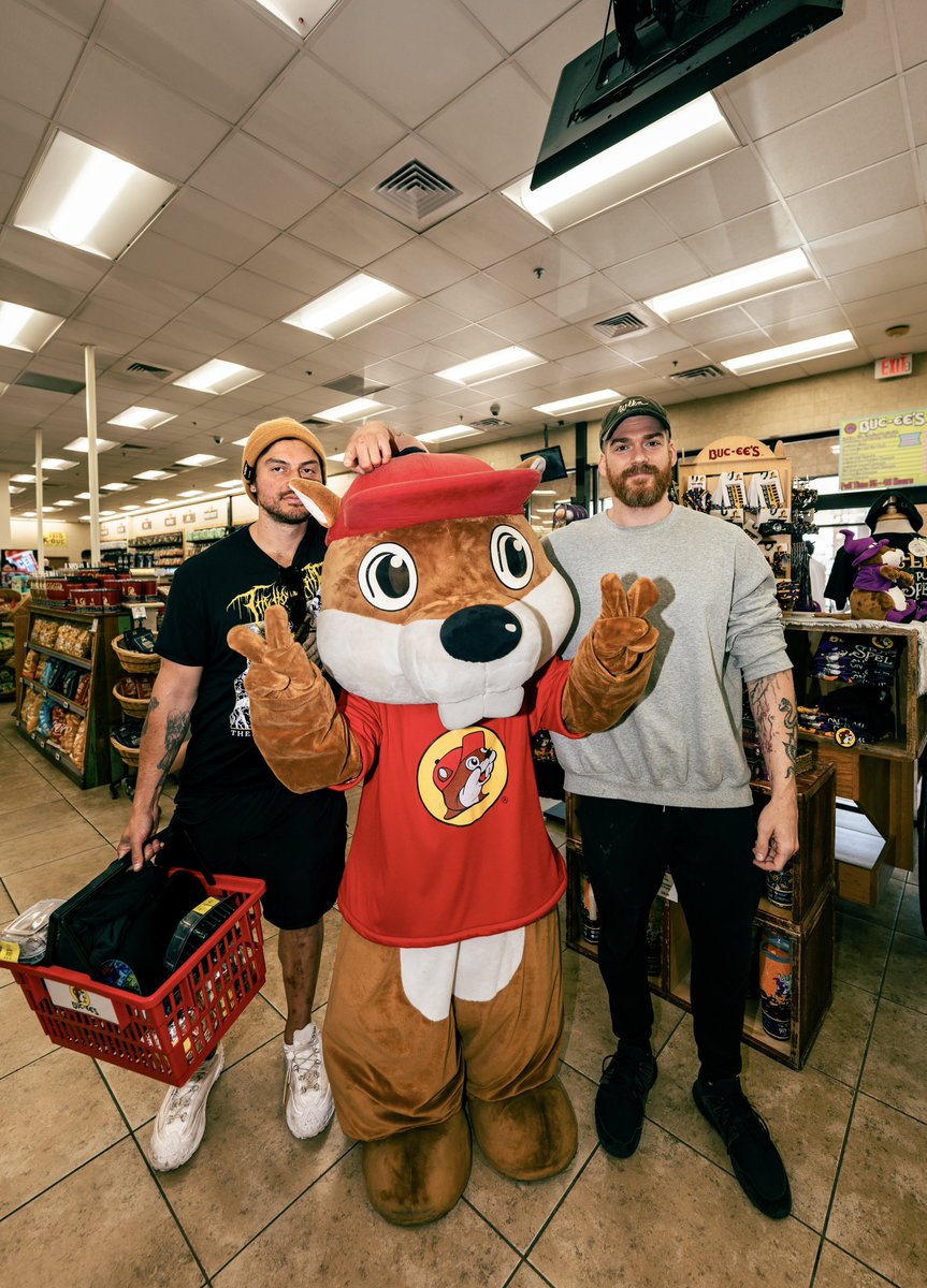 AdventureDub's tweet photo. 2 Canadians go to a Buc-ee’s https://t.co/7MzU8Er6Q7