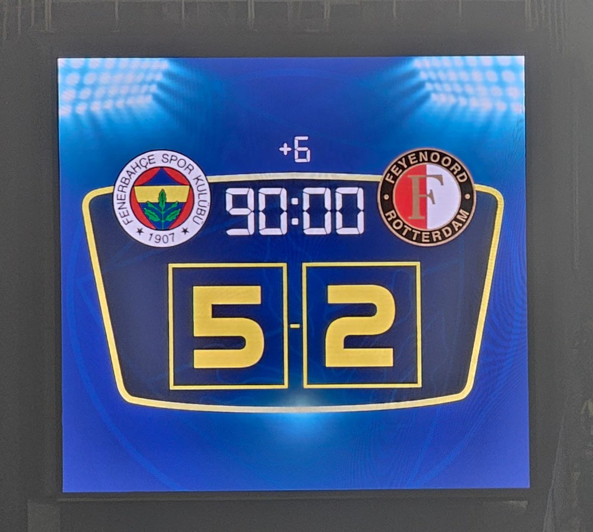 Sonunda şeytanın bacağını kırdık. Fenerbahçemizi tebrik ediyoruz. Ancak Feyenoord zayıf bir takımdı. Galibiyete aldanmayalım. Takıma iyi bir kaleci, 2 orta saha, en az 1 kanat lazım
