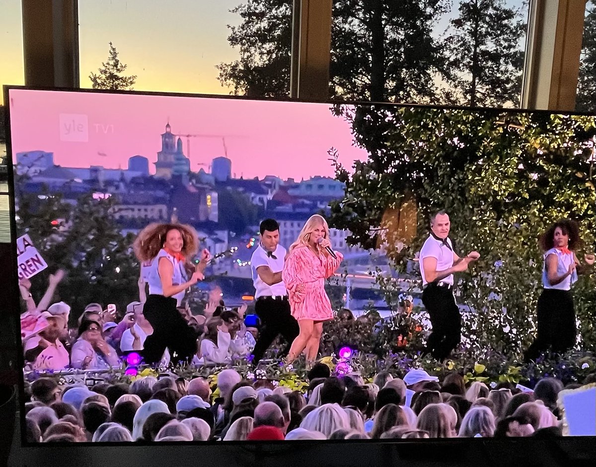 Avasin tv.n. Ruotsalainen iloisuus. #AllsångPåSkansen kiteyttää sen täydellisesti. Ikävä tuli välittömästi nuoruusvuosia Ruotsissa. Duuria, ei mollia. Ps Nyt Allsång paikoitellen myös Suomen saaristossa😀😀.⁦<a href="/YleTV1/">Yle TV1</a>⁩