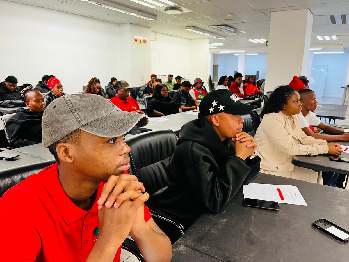 EFFYouthCommand's tweet photo. ♦️In Pictures♦️

The EFF Youth Command (EFFYC), National Convener, Commissar @SihleLonzi, convened a reporting meeting with the Gauteng Provincial Youth Interim Leadership Core (PYILC), ahead of Branch Youth Assemblies (BYA) towards the SRYAs. 

#EFFYouthCommand https://t.co/um94BPsPgf