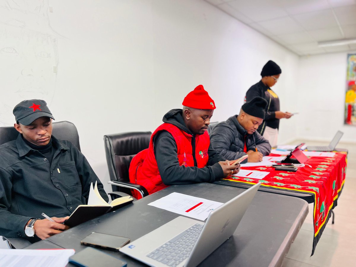 EFFYouthCommand's tweet photo. ♦️In Pictures♦️

The EFF Youth Command (EFFYC), National Convener, Commissar @SihleLonzi, convened a reporting meeting with the Gauteng Provincial Youth Interim Leadership Core (PYILC), ahead of Branch Youth Assemblies (BYA) towards the SRYAs. 

#EFFYouthCommand https://t.co/um94BPsPgf