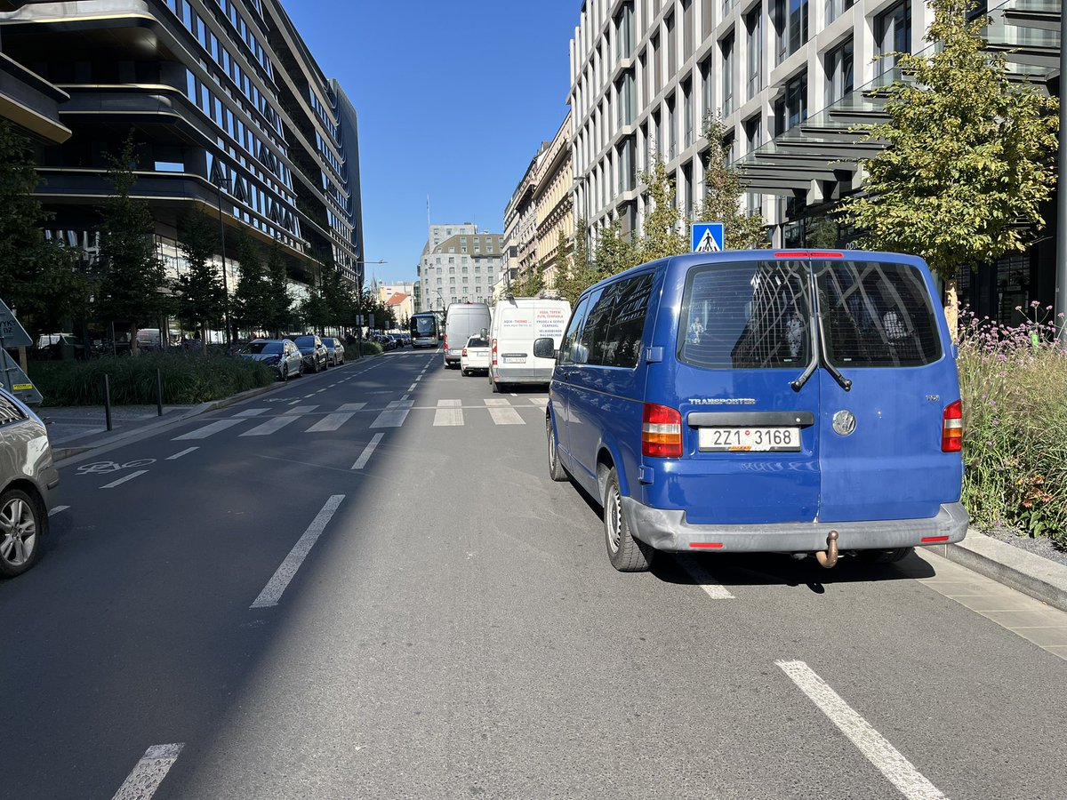 Já nevim jak je možný, že v Česku ještě nikoho nenapadlo zavést kombinovaný pruhy pro zásobování a jízdu na kole. Myslim, že by to mělo úspěch.