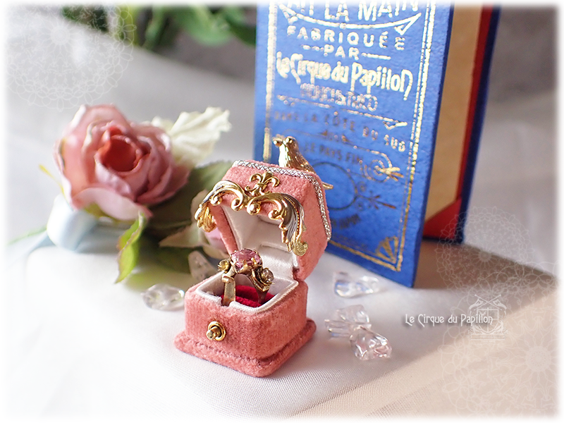 Trico2007's tweet image. 【出品】SD用ジュエリーリング「マリーアントワネット・ロゼ」
今年クリスティーズを賑わせたアントワネット王妃ゆかりのピンクダイヤモンドが、もし王妃の時代の指輪だったら…？
本物のスピネルを18世紀王侯スタイルにお仕立てしたドール用の指輪をご覧下さい♪(^ω^)/✨️

👇詳細はリプにて！