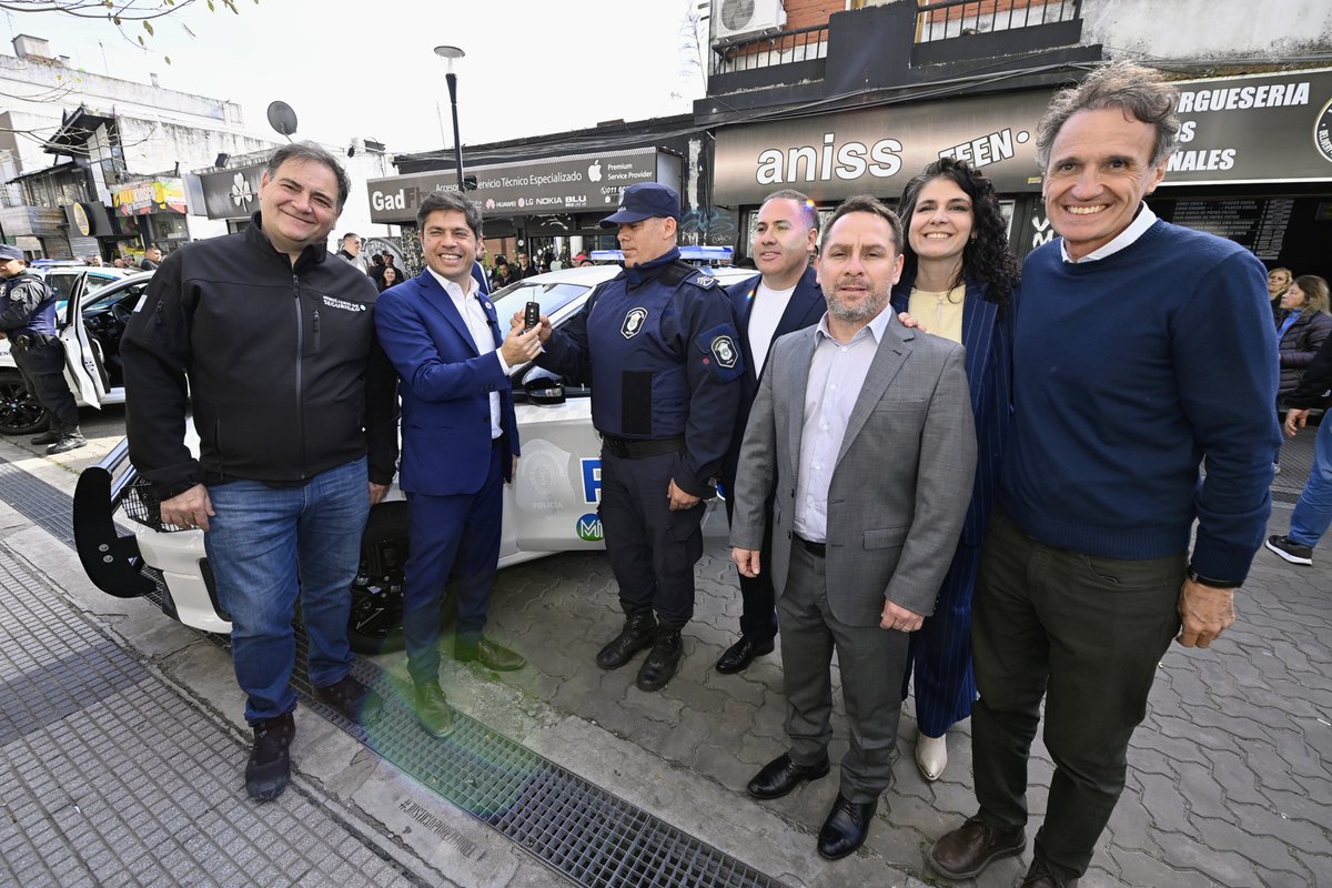 Kicillofok's tweet photo. Entregamos 10 patrulleros, 200 cámaras de seguridad, chalecos antibalas y alarmas comunitarias para fortalecer el sistema de seguridad en #Ituzaingó.

Propuestas nos sobran, lo que nos faltan son los recursos que nos quitó ilegalmente el Gobierno Nacional. Aun así, seguimos invirtiendo, con mucho esfuerzo, porque no somos indiferentes ante las necesidades de nuestro pueblo.