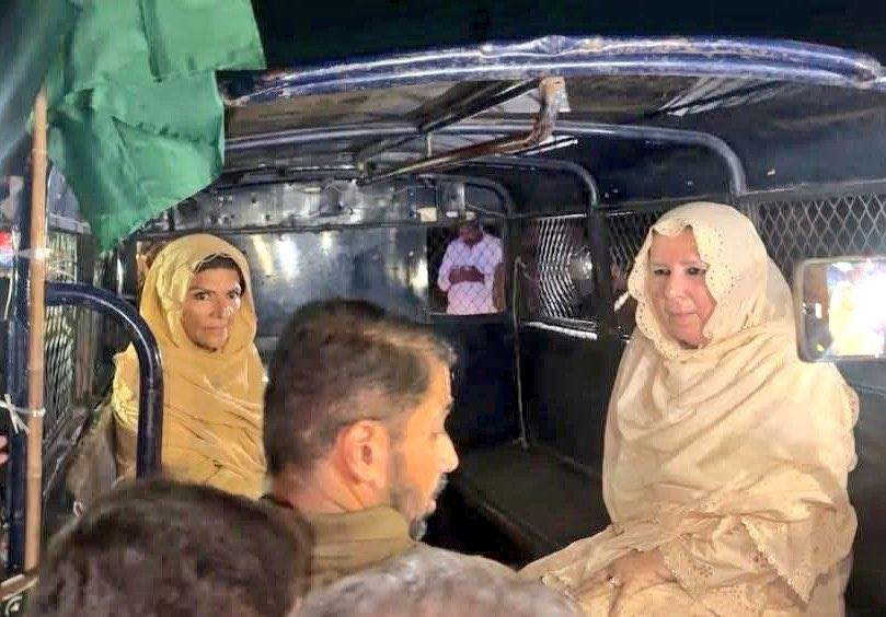 hajishalwar's tweet photo. عمران خان کی بہنوں کو پولیس نے گرفتار نہیں کیا، 
عمران خان کی بہنوں کو فوج نے گرفتار کیا ہے۔
ہماری مجرم پولیس نہیں، ن لیگ نہیں، عدالتیں نہیں بلکہ فوج ہے۔
یہ ادارہ بدمعاش ہے، موالی ہے، بھتہ خور ہے، قبضہ مافیا ہے اور ٹارگٹ کلر ہے۔
یہی اصل مجرم ہے۔ 
اس کا قلع قمع ضروری ہے!!! https://t.co/vt9hmBpjtF
