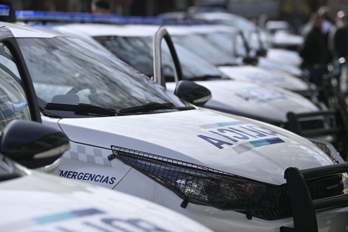 Entregamos 10 patrulleros, 200 cámaras de seguridad, chalecos antibalas y alarmas comunitarias para fortalecer el sistema de seguridad en #Ituzaingó.

Propuestas nos sobran, lo que nos faltan son los recursos que nos quitó ilegalmente el Gobierno Nacional. Aun así, seguimos