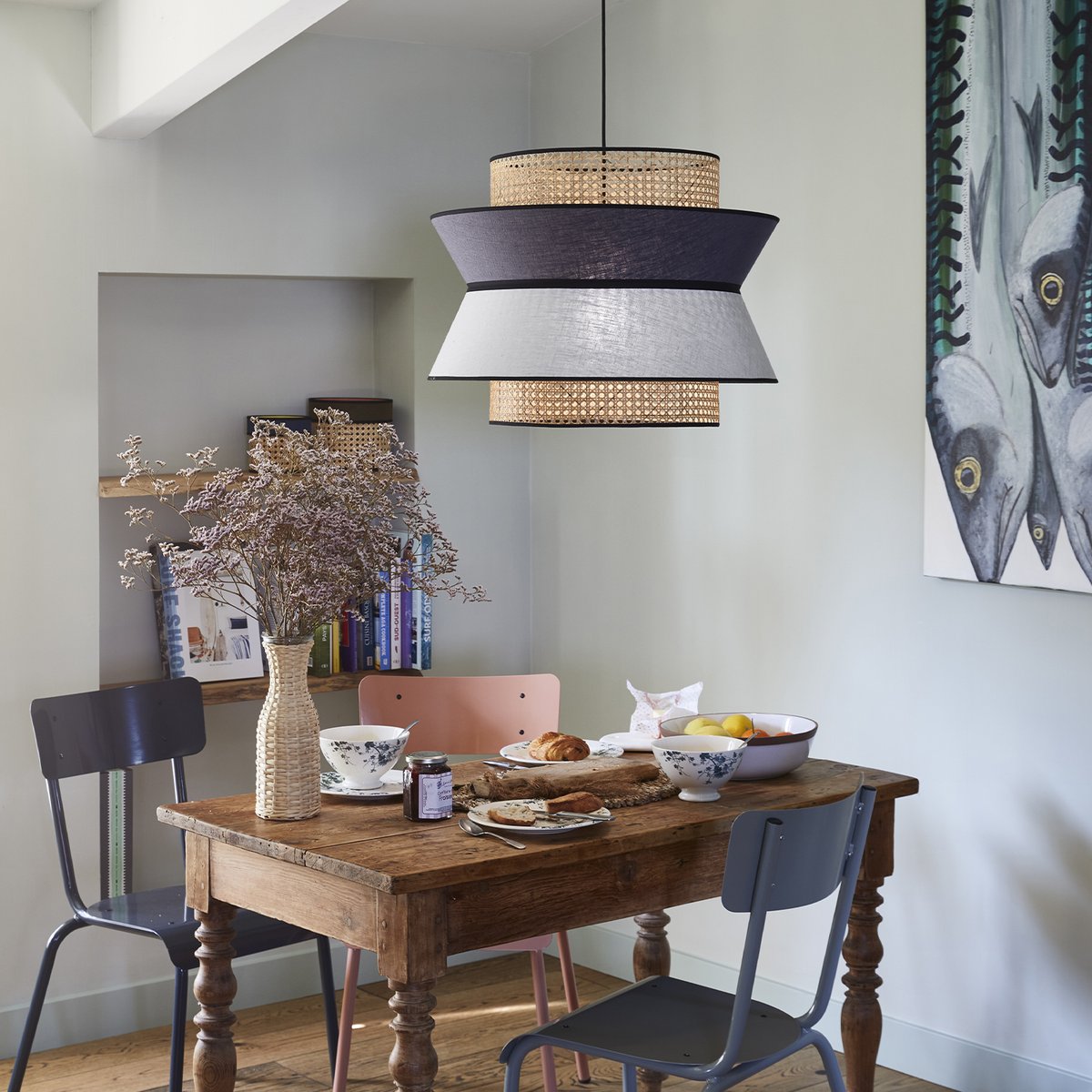 Lumitop_com's tweet image. ✨ Une lumière douce et naturelle au-dessus de la table.
Singapour XL, suspension en lin et cannage signée Market Set.
🌿 Style lanterne ethnique, grand format, fabrication française.
#luminaire #designintérieur #MarketSet