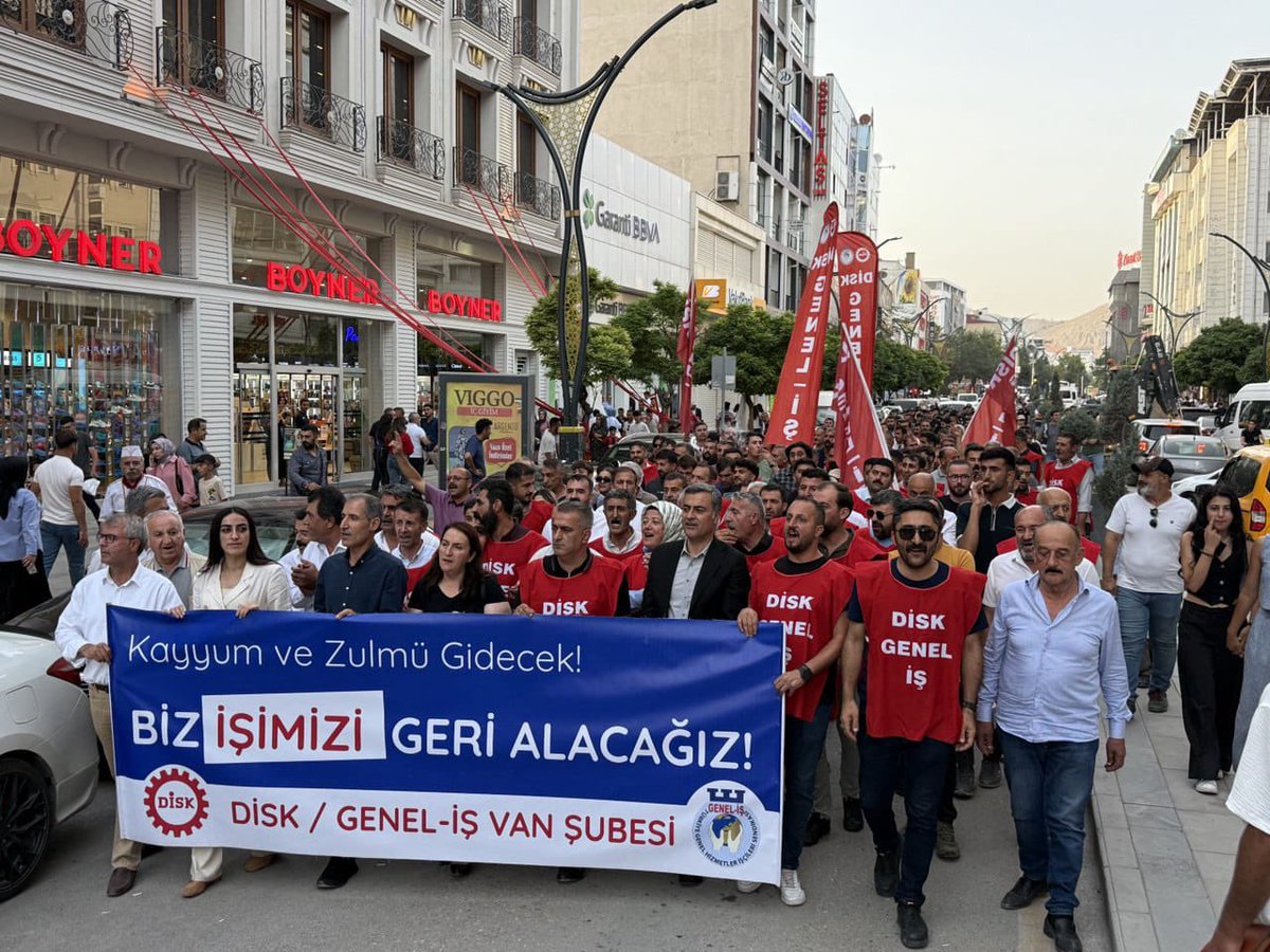 Hakları için günlerdir direnen işçiler, işlerine iade edilsin.
#Vanda223Kişi