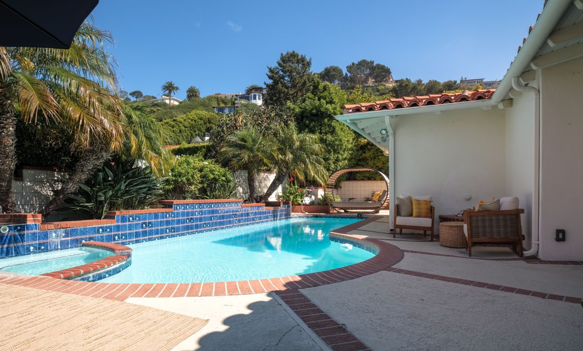 Premier Malaga Cove Corner Lot With Ocean Views🌴🌊

760 Via Del Monte, Palos Verdes Estates
4 beds | 5 baths | 3,340 sq.ft. (btv)
Offered at $3,499,000

Contact agent Gary Kooba for details
Call 310.722.2007
DRE#00578697