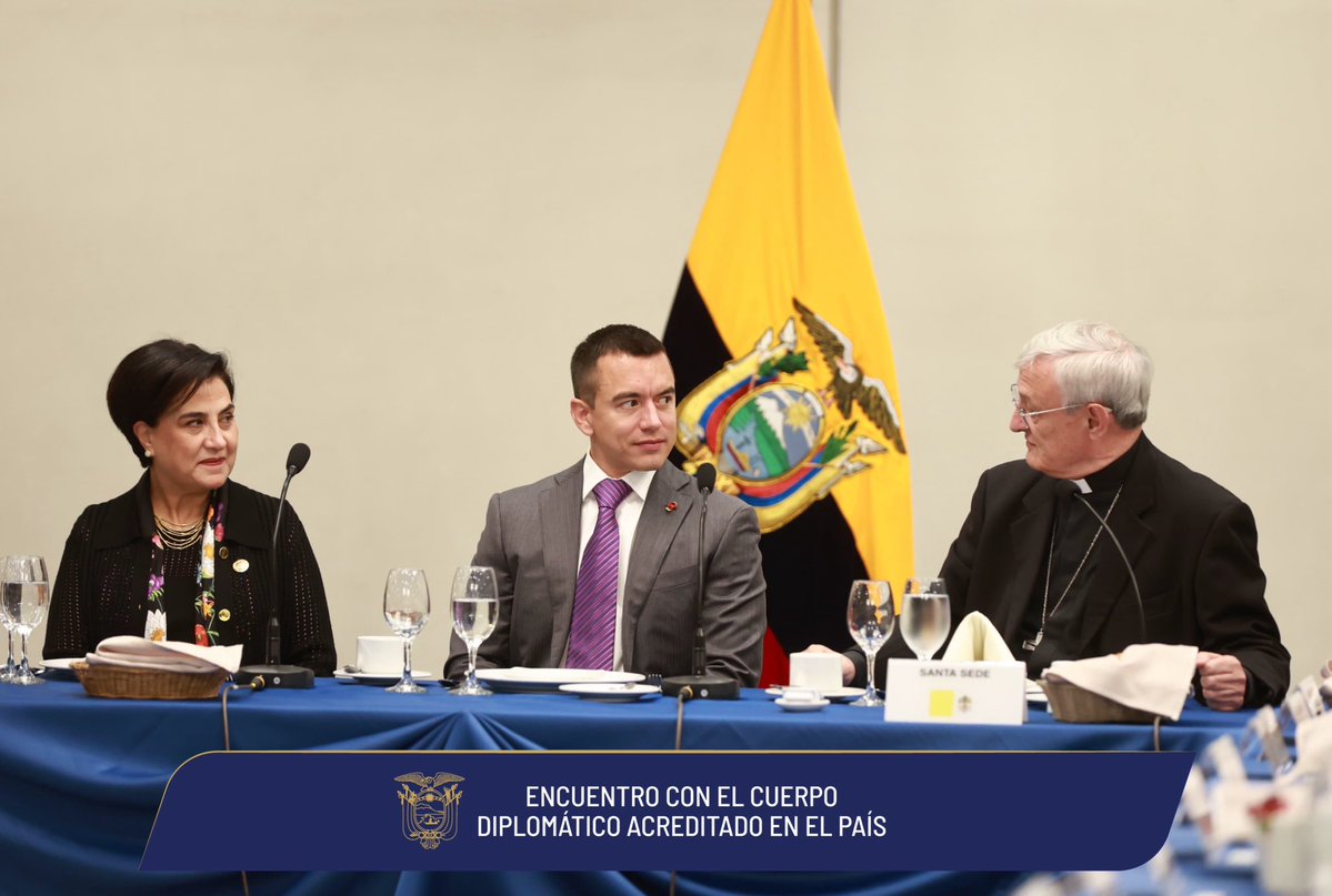 Cancillería del Ecuador 🇪🇨 (@cancilleriaec) on Twitter photo Seguimos fortaleciendo las relaciones de Ecuador con el mundo.
La canciller <a href="/gabisommerfeld/">Gabriela Sommerfeld</a> acompañó al presidente <a href="/DanielNoboaOk/">Daniel Noboa Azin</a> en un encuentro con el Cuerpo Diplomático acreditado en el país, en el que se analizó el trabajo conjunto realizado para alcanzar objetivos comunes. Seguimos fortaleciendo las relaciones de Ecuador con el mundo.
La canciller <a href="/gabisommerfeld/">Gabriela Sommerfeld</a> acompañó al presidente <a href="/DanielNoboaOk/">Daniel Noboa Azin</a> en un encuentro con el Cuerpo Diplomático acreditado en el país, en el que se analizó el trabajo conjunto realizado para alcanzar objetivos comunes.