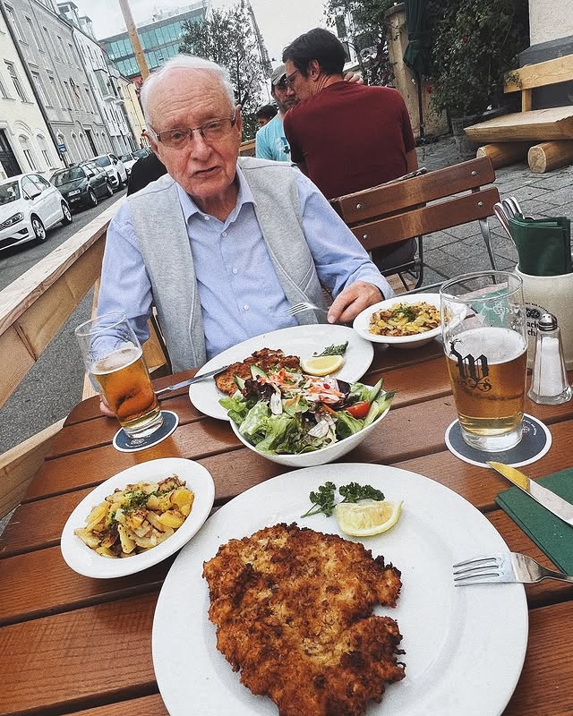 Emilie_0506's tweet photo. Accompanying grandpa to eat traditional dishes at a street restaurant, the pork chops are super delicious, and the beer is slightly tipsy, an ordinary yet precious moment📸#FamilyFirst #GrandpaTime #LunchDates https://t.co/zjegMHUpVs