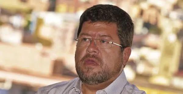 reddtvoficial's tweet photo. ChequeaBolivia destapa red digital de Samuel: más de Bs 300 mil para atacar a Tuto, JP y medios

Según ChequeaBolivia, Jonny Bustillos Vera (Unidad Nacional) y Alain Pacheco (subgerente del Grupo COMVERSA) financian páginas como @BoliviaMaya_ y Samuel Somos Todos, que impulsan a @SDoriaMedina y difunden ataques contra @tutoquiroga, @Jpvel, @JaimeDunn_  y medios como @grupoeldeber y @reddtvoficial. Entre mayo y agosto, Bolivia Maya gastó Bs 67.331 en anuncios, difundiendo nueve casos de desinformación y 20 ataques; Samuel Somos Todos invirtió Bs 326.241 en tres meses, una de las cifras más altas en Facebook Bolivia.

OSINT reveló que Pacheco pagó la publicidad con su teléfono y correo personal, vinculados a la web oficial de Unidad Nacional y a la página de @joseluislupo, candidato de Doria Medina. Los contenidos incluyen acusaciones falsas contra JP Velasco (como un accidente en 2015 presentado como reciente) y críticas a El Deber tras publicar encuestas desfavorables para Doria Medina. Pacheco negó dar declaraciones y colgó la llamada al ser consultado.

#Bolivia #ChequeaBolivia #SamuelDoriaMedina #TutoQuiroga #JPVelasco #Elecciones2025

Lee la nota completa 

https://t.co/LVIaytEBHa