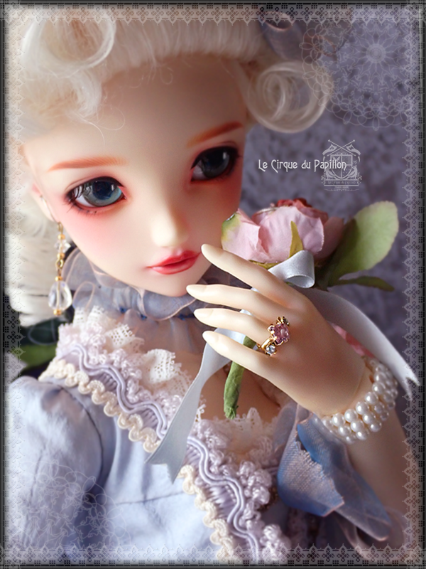 Trico2007's tweet image. 【出品】SD用ジュエリーリング「マリーアントワネット・ロゼ」
今年クリスティーズを賑わせたアントワネット王妃ゆかりのピンクダイヤモンドが、もし王妃の時代の指輪だったら…？
本物のスピネルを18世紀王侯スタイルにお仕立てしたドール用の指輪をご覧下さい♪(^ω^)/✨️

👇詳細はリプにて！