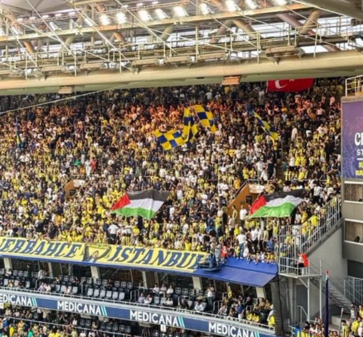 Fenerbahçe tribünlerinde Filistin bayrağı açıldı… Helal olsun 👏🏻 
Allah Filistin hassasiyeti olan insanların sayısını arttırsın   <a href="/Fenerbahce/">Fenerbahçe SK</a>
