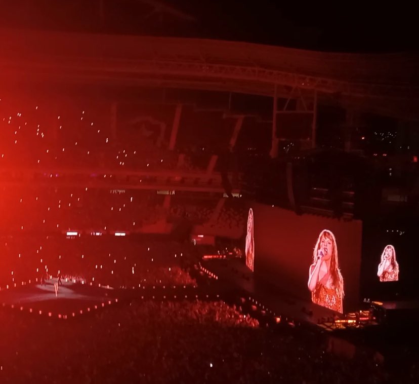 evermore19987's tweet photo. Orange 🧡❤️‍🔥 1989 set @taylorswift13 @taylornation13 
📸 MINE https://t.co/WZz31k2tmX