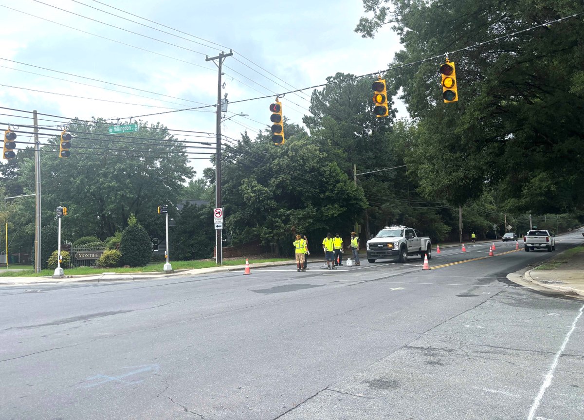 CharlotteDOT's tweet photo. A new traffic signal at Carmel Road and Hillingdon Road is now in flash. It is tentatively scheduled for full activation on Tuesday, August 19. https://t.co/85RPUGAtVD