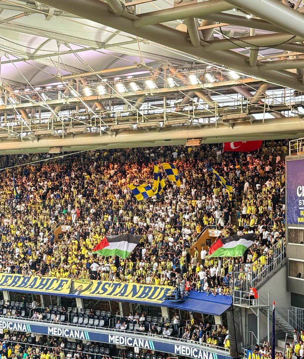 Tebrikler Fenerbahçeye ve Filistin Bayrağı açan Taraftarına.👏🏻👏🏻👏🏻

Fenerbahçe 5-2 Feyenoord