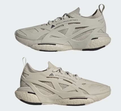 IvarsKalni65675's tweet image. Where performance meets runway style.
The adidas by Stella McCartney Solarglide blends responsive cushioning with  — perfect for your miles and your moves.
🏃‍♀️ Run empowered. Look unstoppable.

#adidasByStellaMcCartney #Solarglide #RunningShoes #SustainableStyle #adidasRunning