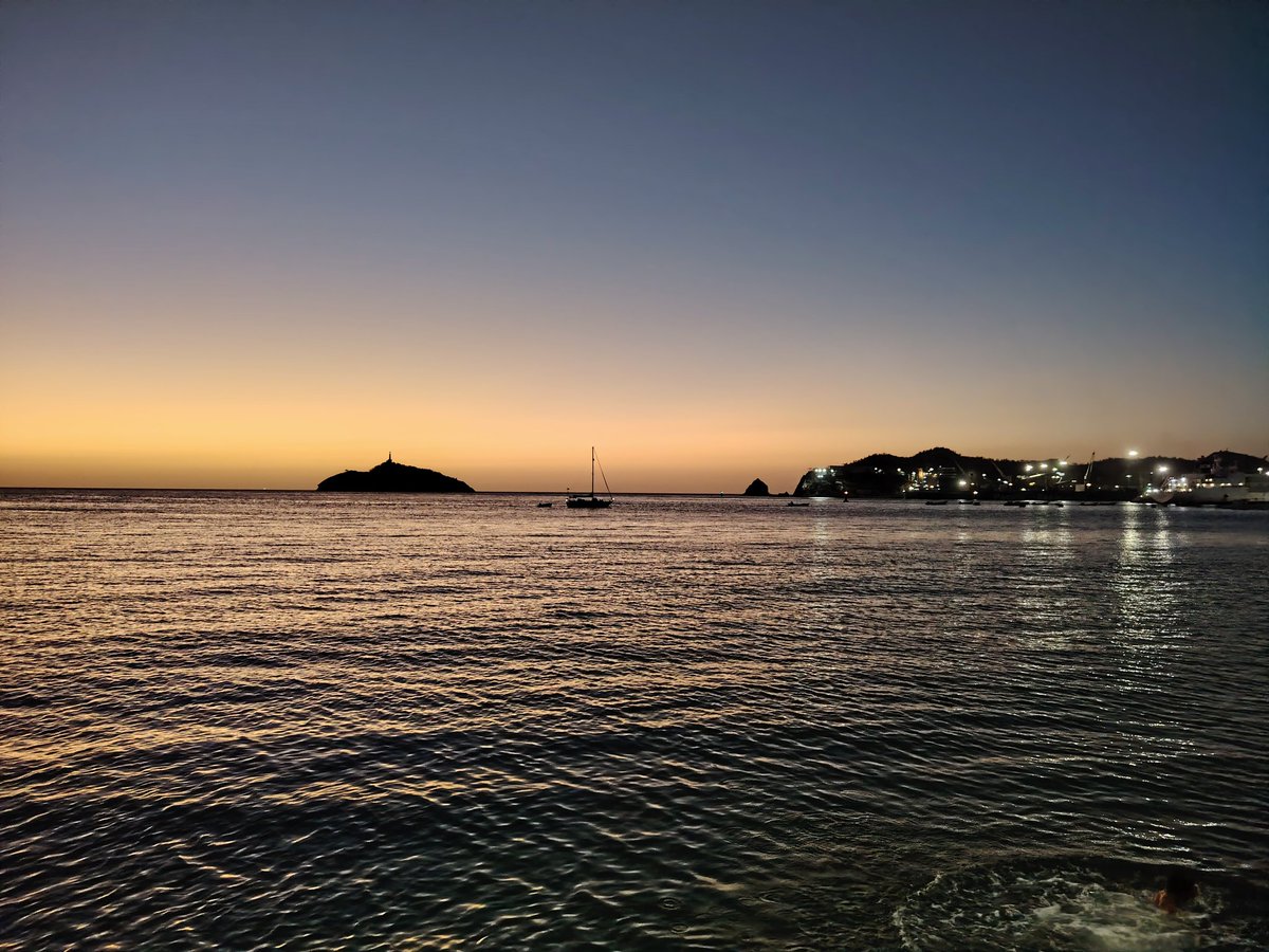 GildardoLen's tweet photo. @colombia_hist @dona_pily2 Alba en la bahía de Santa Marta abrilb2025 https://t.co/6zgBo0esMz