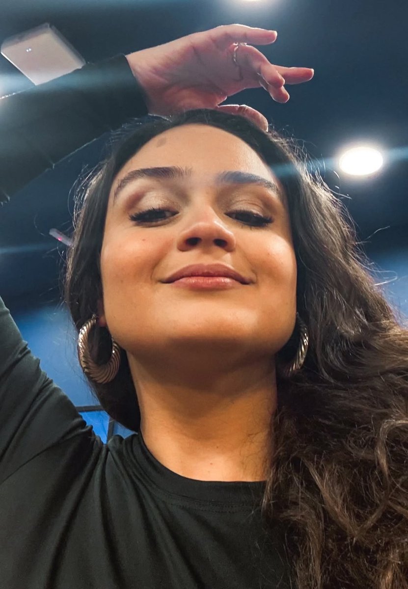 meuapegolem's tweet photo. A cantora              /    o chá que ela toma https://t.co/yrJvZhJYG5