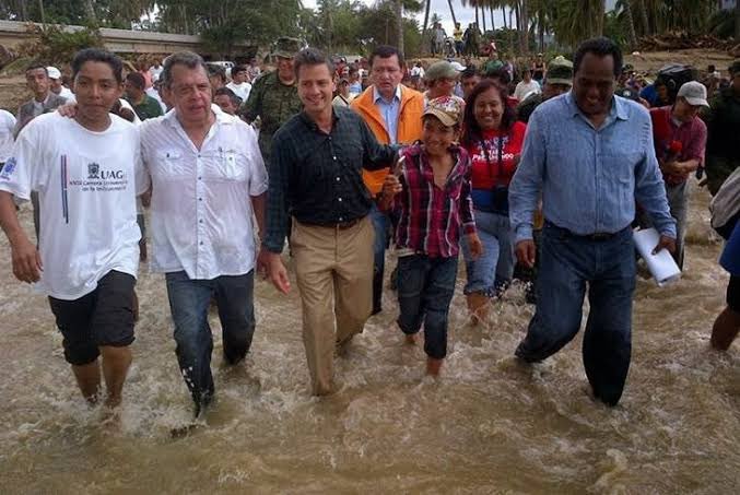 ¿Alguien ha visto a algún personaje de la heroica 4T en medio de las inundaciones?