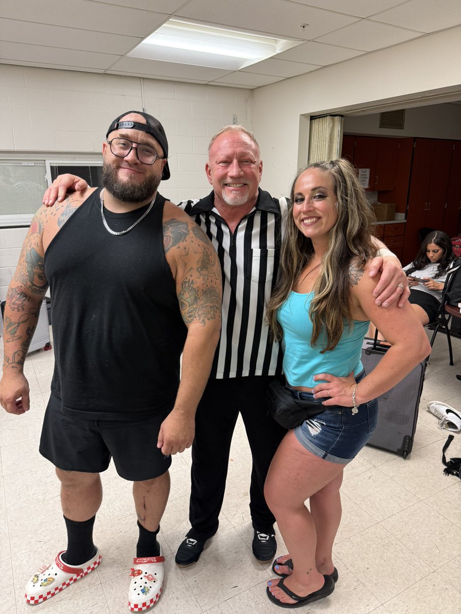 TheKtArquette's tweet photo. Pop the leg!! 🤪 Thank you, Jerry 🙏

#RevolverJERRY @PWRevolver 

#QueenoftheSilverScreen
#TheProduction

📸: @workXshoot https://t.co/sBQ3W9c6Ny