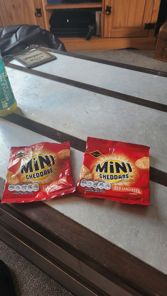 Elsmith40165705's tweet photo. @MiniCheddars always hit the spot, mmh! Always 2 bags though haha! https://t.co/CuWN8hgC8j