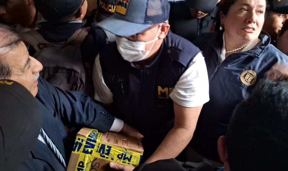 Leslie Sánchez (@lsanchez_gtv) on Twitter photo Durante este martes, miércoles y jueves la FECI devolverá al <a href="/TSEGuatemala/">TSE Guatemala</a> las cajas que fueron secuestradas durante los allanamientos del pasado 29 y 30 de septiembre de 2023. Se devolverán 43 cajas que contienen las actas 4 y 8.
<a href="/prensa_libre/">Prensa Libre</a> <a href="/Guatevision_tv/">Guatevisión</a> Durante este martes, miércoles y jueves la FECI devolverá al <a href="/TSEGuatemala/">TSE Guatemala</a> las cajas que fueron secuestradas durante los allanamientos del pasado 29 y 30 de septiembre de 2023. Se devolverán 43 cajas que contienen las actas 4 y 8.
<a href="/prensa_libre/">Prensa Libre</a> <a href="/Guatevision_tv/">Guatevisión</a>