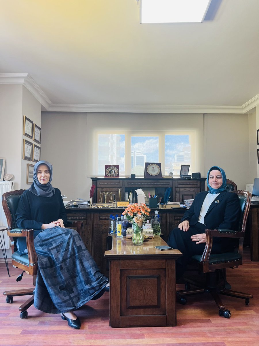 Ofisi  birlikte açtığımız gün dün gibi.24 yıllık dostluğumuzun yanında ortaklıkta da dile kolay koca 7,5 yılı devirdik.Elhamdülillah  bir kez olsun birbirimizi incitmedik. Rabbim dostluğumuzu,muhabbetimizi ve en önemlisi kardeşliğimizi daim etsin. <a href="/avelifuzunpinar/">Elif Koşaroğlu Uzunpınar</a>