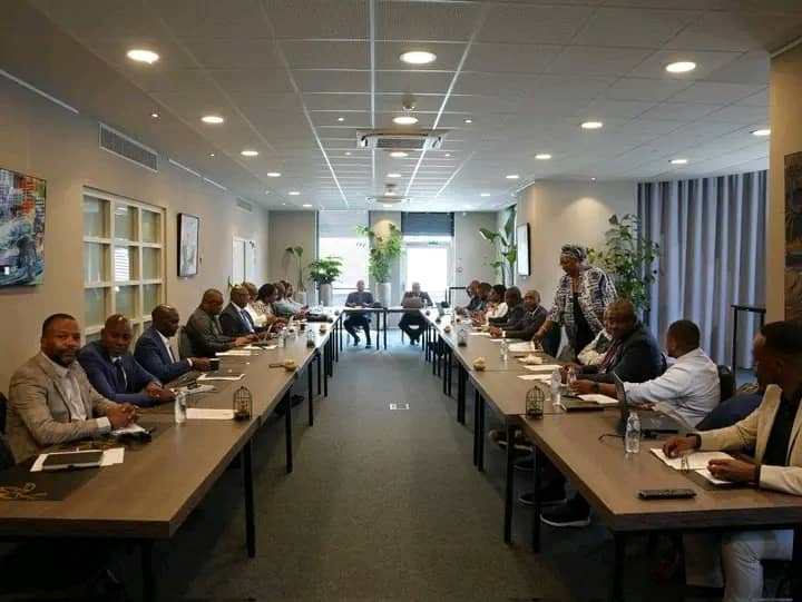 #Belgique : Premier jour du conclave du parti Ensemble pour République : 

✅Evaluation globale des activités du parti
(Organisation interne,  communication etc) 

Arrêt sur image, la femme du pouvoir, la Princesse <a href="/Inamizi2/">Dominique MUNONGO INAMIZI'</a> avec <a href="/KatangaCynthia/">Cynthia Katanga,MBA</a>.