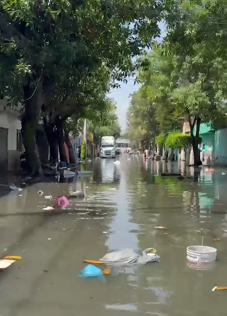 Denuncia_Vca's tweet photo. Colonia Pensador Mexicano  @A_VCarranza vecinos piden ayuda a las autoridades luego de que desde el sábado se registraran inundaciones por las lluvias @UCS_GCDMX @ClaraBrugadaM @SEGIAGUA @SGIRPC_CDMX @Claudiashein RECUERDEN EVITEN TIRAR BASURA, AYUDA MUCHO PONERLA EN SU LUGAR.... https://t.co/x09HQcRqGX