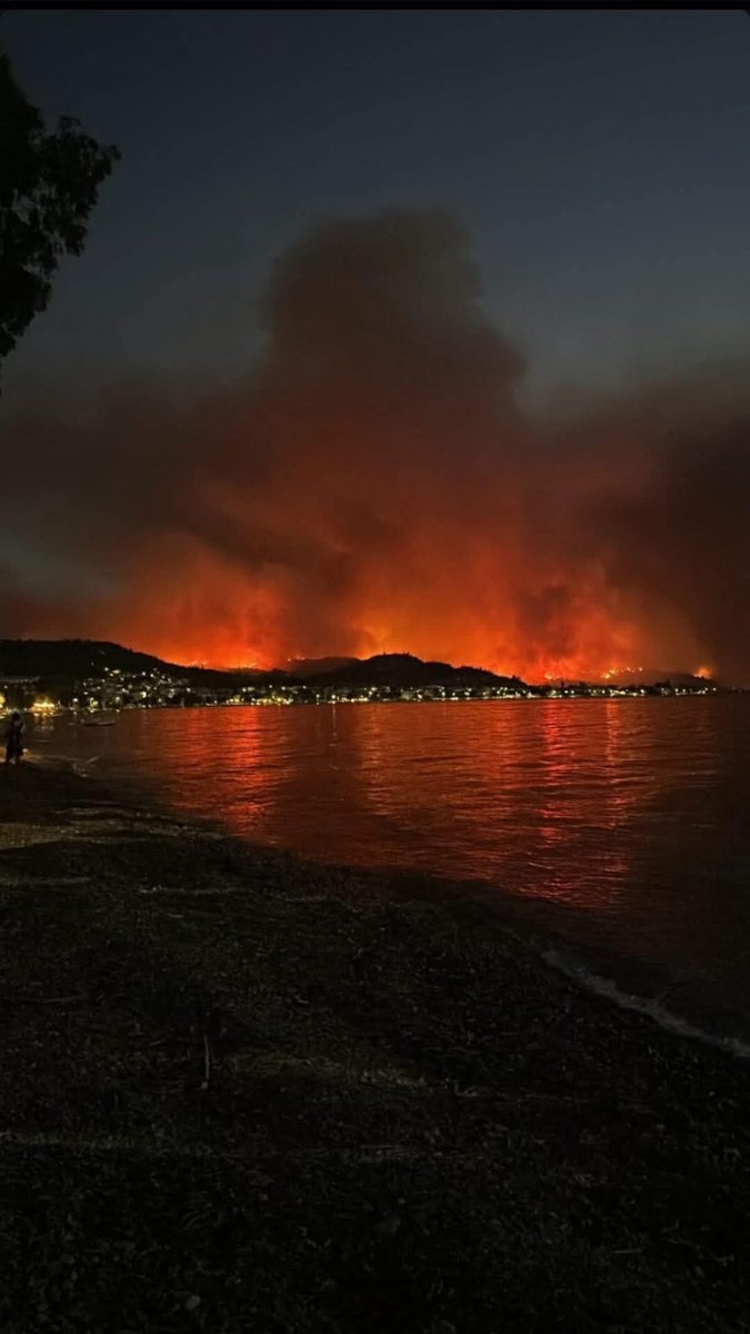 TriDimitris's tweet photo. Το @ppattikis Υπουργείο Πολιτικής Προστασίας και το Αρχηγείο στην @pyrosvestiki ξέρουν κατά που πέφτει η Κάτω Αχαΐα; Μάλλον νομίζουν ότι είναι κάνα χωριό και έδωσαν εντολή εκκένωσης μιας πόλης 8.000 κατοίκων, βραδιάτικα, προκαλώντας πανικό! https://t.co/xLk8Fdep55