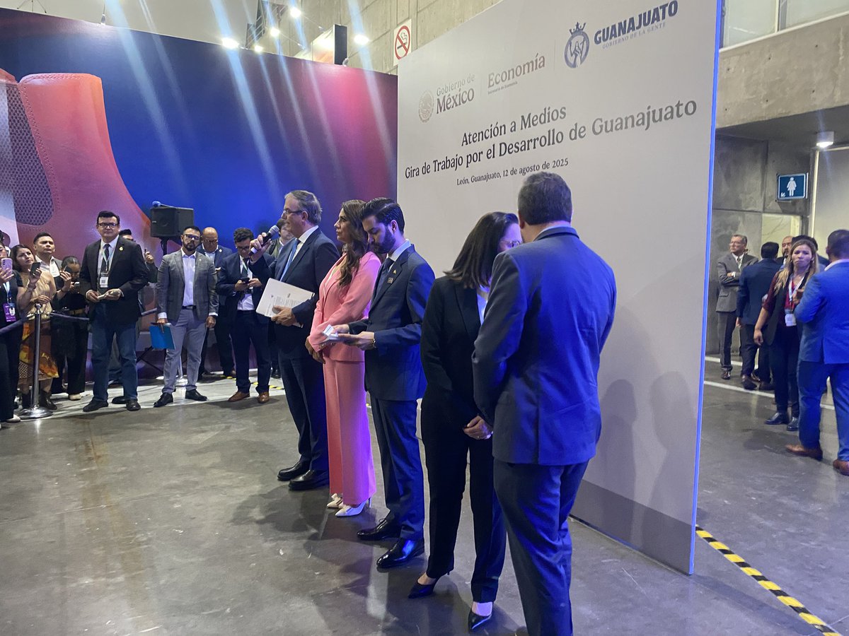 dmonjarazgo's tweet photo. @m_ebrard amplía detalles del futuro decreto para blindar a los zapateros mexicanos. Lo acompañan @LibiaDennise y @jcashatu presidente de la @cicegGTO https://t.co/ExCxfc1HO7