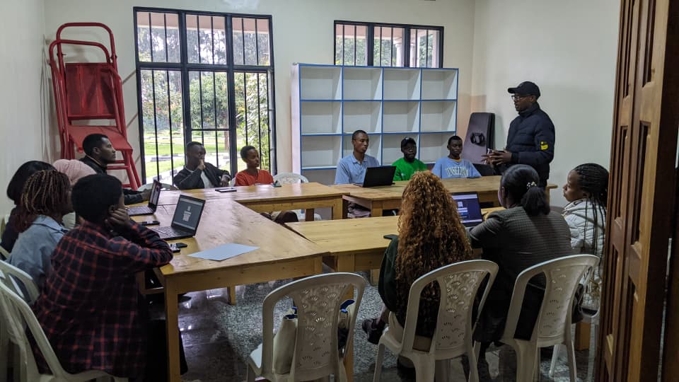 1/3 Ku wa 12/08/2025, urubyiruko rw’abakorerabushake mu murenge wa Muhoza twahuriye mu cyumba cy’Ikigo cy’Urubyiruko tugamije guhuza imbaraga no guhugura bagenzi bacu ku kwinjiza abanyamuryango muri database kugirango twese tujyanemo tubashe kujyanamo kandi dutange umusaruro.