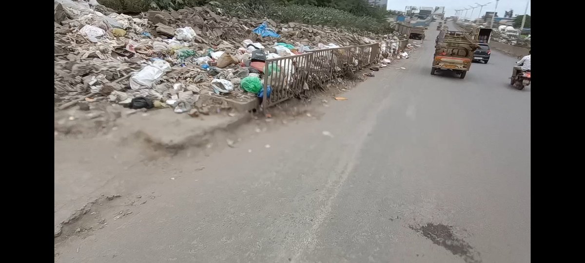 mitech666's tweet photo. @ShefVaidya @PMCPune ubalenagar to kharadi  direction just before jakat naka, bring a JCB and trucks to lift 10-20 tonnes of garbage / soil.
Corporate Expats /foreigners express unhappiness at this spot.
10 aug. 
@WagholiHSA
@WWFWagholi 
@ubale555
@prabhakarape 
@kdhavse https://t.co/niA5i1g94r