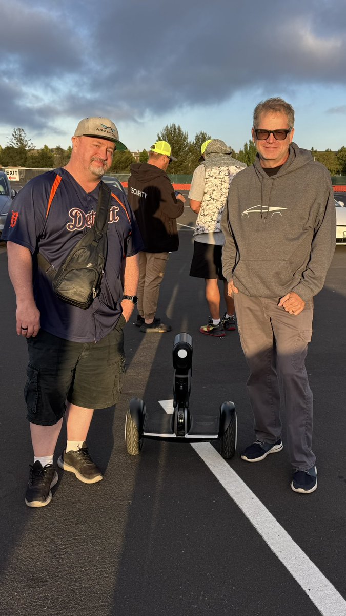 XMANLIVE's tweet photo. @teslaownersSV @theXtakeover @insta360 Yo, check out these dope pics of some influencers! 😎 Awesome vibes all around! 📸 #InfluencerSnaps #CoolPics https://t.co/PksFZyfDlY