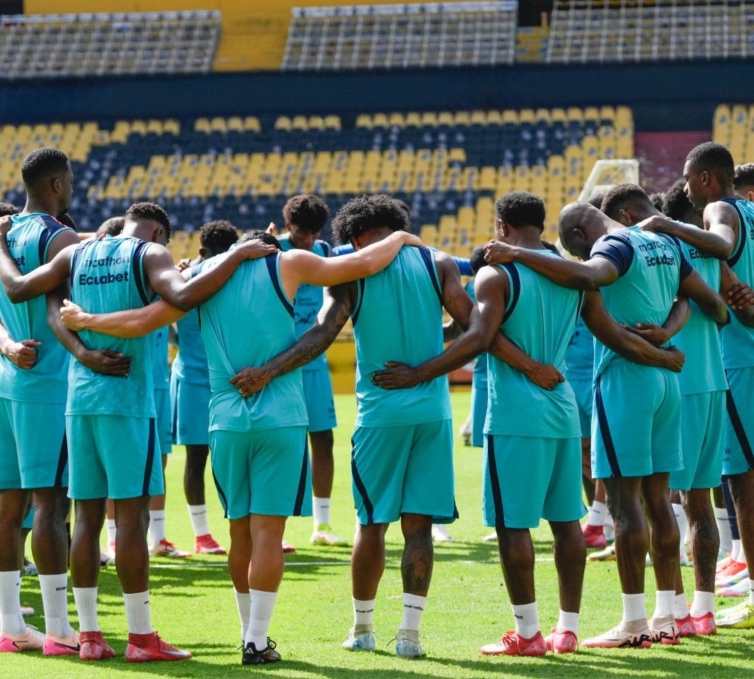 el_volver's tweet photo. ¡La Tri sigue afinando su camino al Mundial 2026!
El 10 de octubre enfrentará a Estados Unidos en Austin y el 14 a México en Guadalajara.
Con el boleto mundialista ya asegurado, estos amistosos serán clave para que Sebastián Beccacece pruebe su mejor once ante rivales de peso. https://t.co/R82Qjo3scb