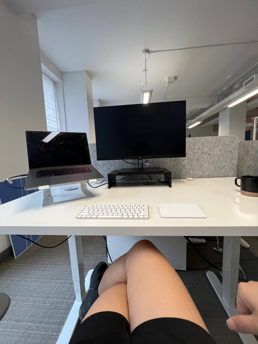 Avaqueen12121's tweet image. Work mode: activated 💻 Ready to tackle the day, one task at a time. #ProductiveVibes